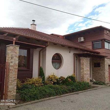 Besenyei Apartman Sarvar Exterior photo